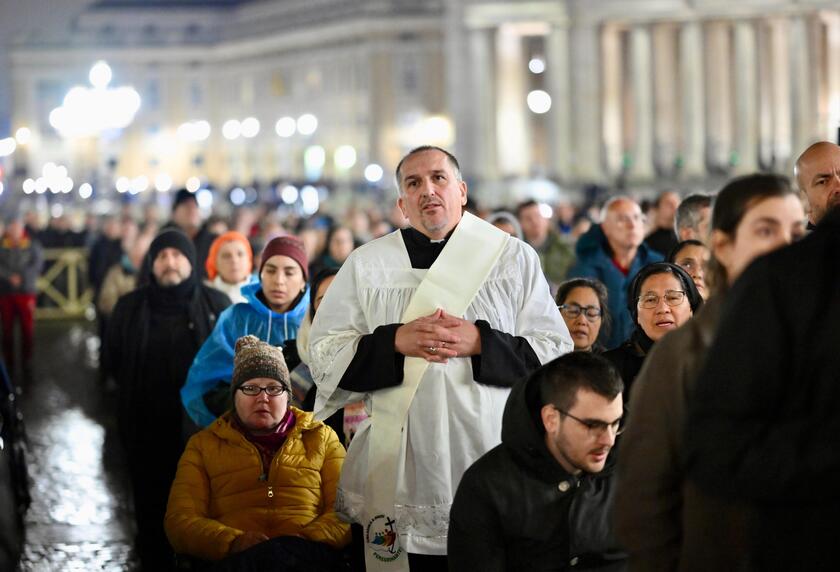 LA CHIESA PREGA PER IL PAPA, IL ROSARIO A PIAZZA SAN PIETRO