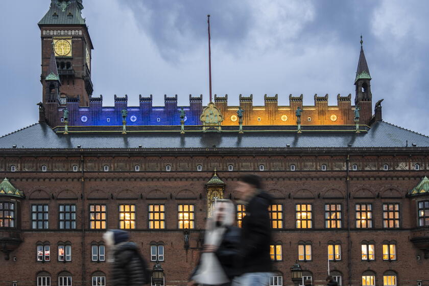 Trzy lata po rosyjskiej inwazji budynki rozświetliły się ukraińską flagą