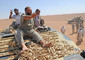 Gli insorti libici sono giunti a Dufan, in pieno deserto dove sorgeva una delle basi della 32/a brigata di Gheddafi, e hanno scoperto decine di carri armati e blindati interrati nella sabbia e nascosti nei cespugli © Ansa