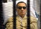 Mubarak in barella assiste al processo © Ansa