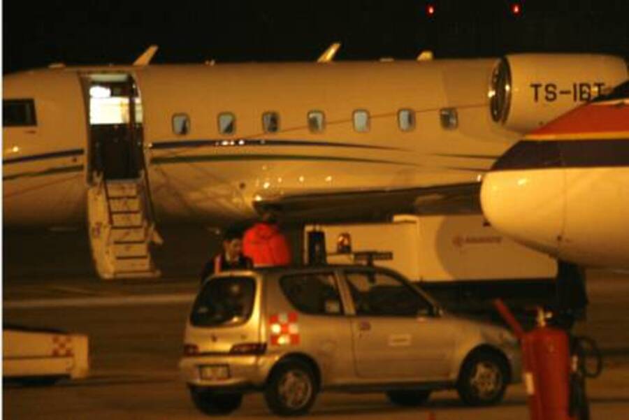 L'aereo tunisino in pista nell'aeroporto di Cagliari-Elmas © Ansa