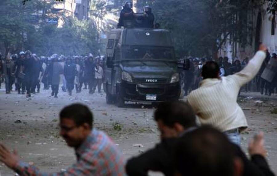 Sono circa 300, secondo fonti mediche, le persone ferite negli scontri di piazza Tahrir con la polizia © Ansa