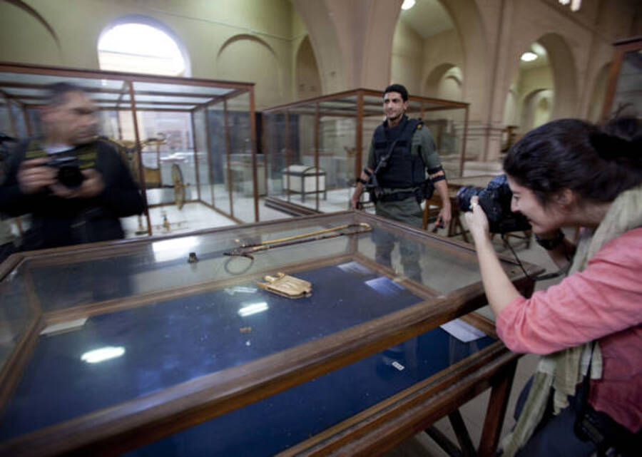 Una delle vetrine del Museo Egizio del Cairo saccheggiate nei giorni scorsi contenente reperti provenineti dalla tomba di Tutankhamon © Ansa