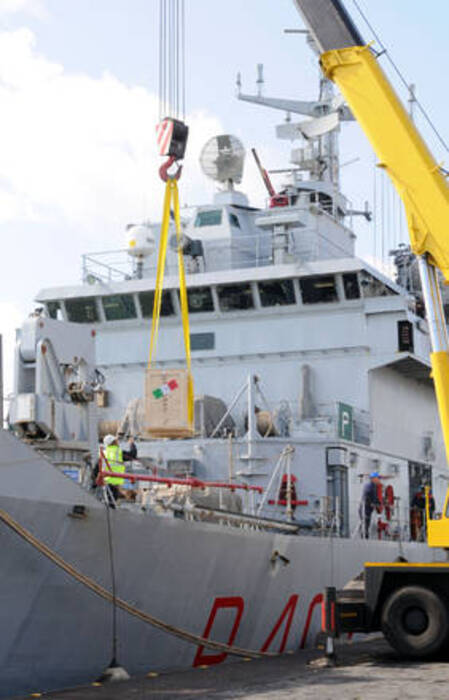 Un momento delle operazioni di carico del pattugliatore della Marina Militare Italiana Libra © Ansa