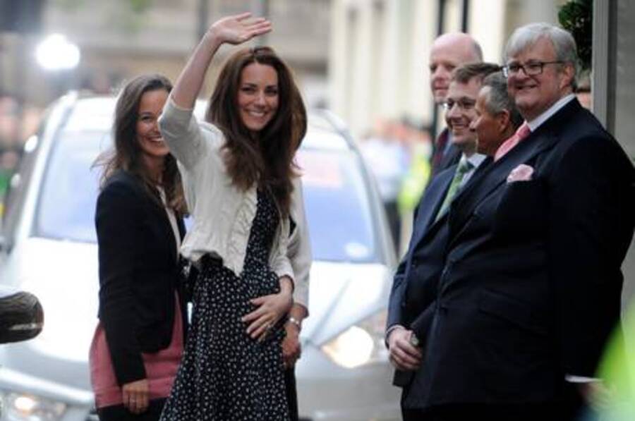 Kate Middleton sorride ai fotografi fuori dall'hotel Goring Hotel, a Londra con la sorella Pippa e sua madre Carole © Ansa