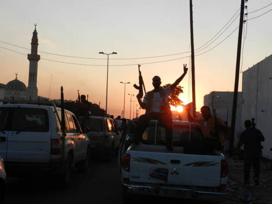 Festeggiamenti dei ribelli dopo la presa di Bab al-Aziziya, il compound di Muammar Gheddafi © Ansa