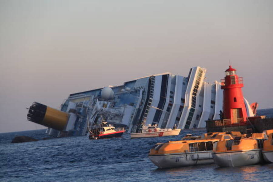 E' di 3 morti e 14 feriti il bilancio dell'incidente che ha coinvolto ieri sera la nave Costa Concordia all'isola del Giglio © Ansa