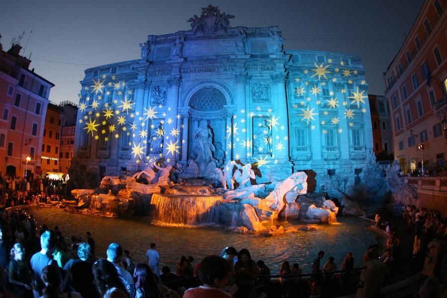 Magica Fontana Di Trevi Da Anita Agli Squali Primopiano Ansa It