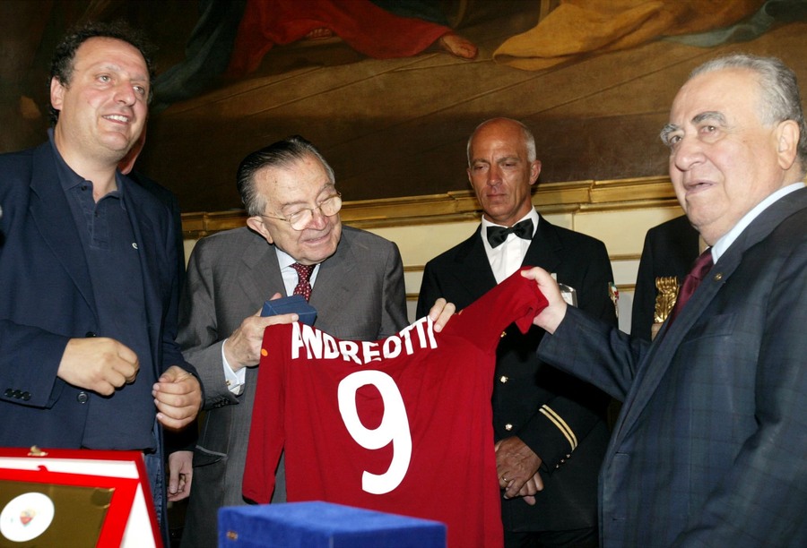 Giulio Andreotti con la maglia 'personalizzata' della Roma, di cui era grande tifoso, con il presidente del club Franco Sensi (d) e l'onorevole Pier Paolo Cento (s) alla presentazione del primo Roma club Montecitorio il 23 luglio 2003 © Ansa