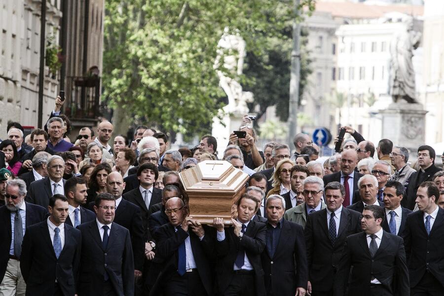 Il feretro di Giulio Andreotti portato nella chiesa di San Giovanni dei  Fiorentini per i funerali © Ansa