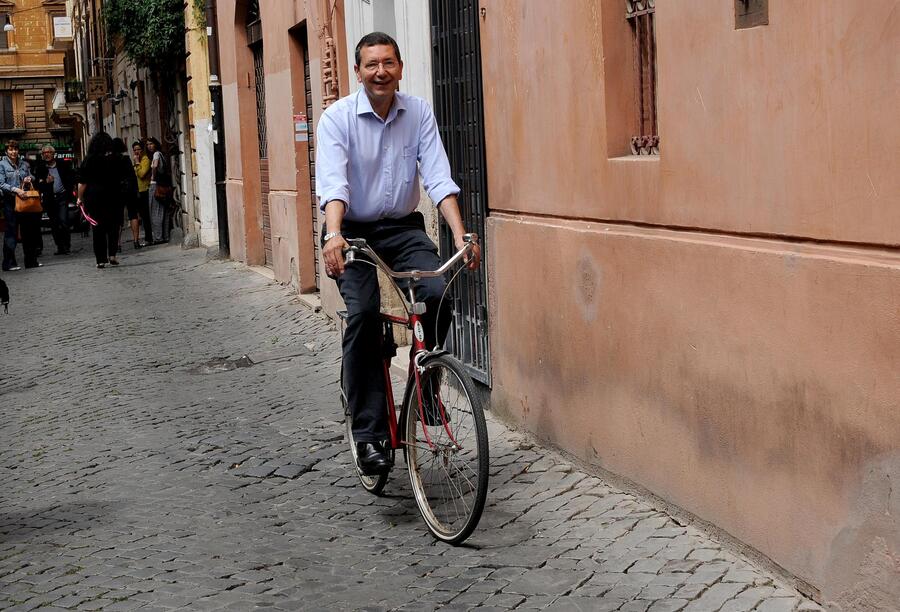 Ignazio Marino al seggio in bicicletta © Ansa