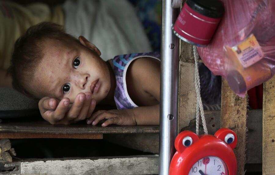 Filipinos preparing for typhoon Hagupit © 