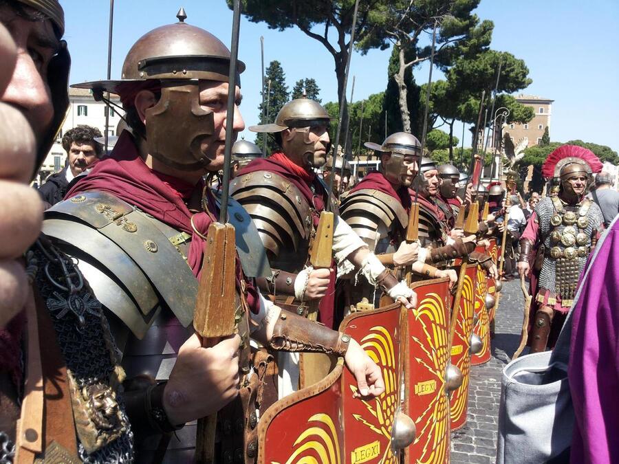 I legionari del Gruppo storico romano fotografati in occasione del 2767 Natale di Roma © Ansa