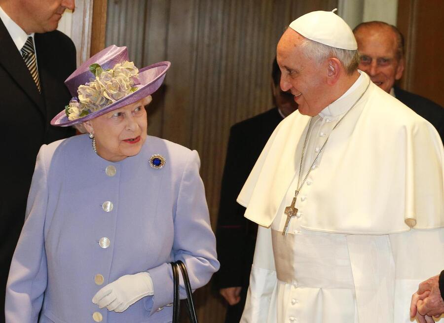 Britain's Queen Elizabeth walks with Pope Francis during their meeting © Ansa