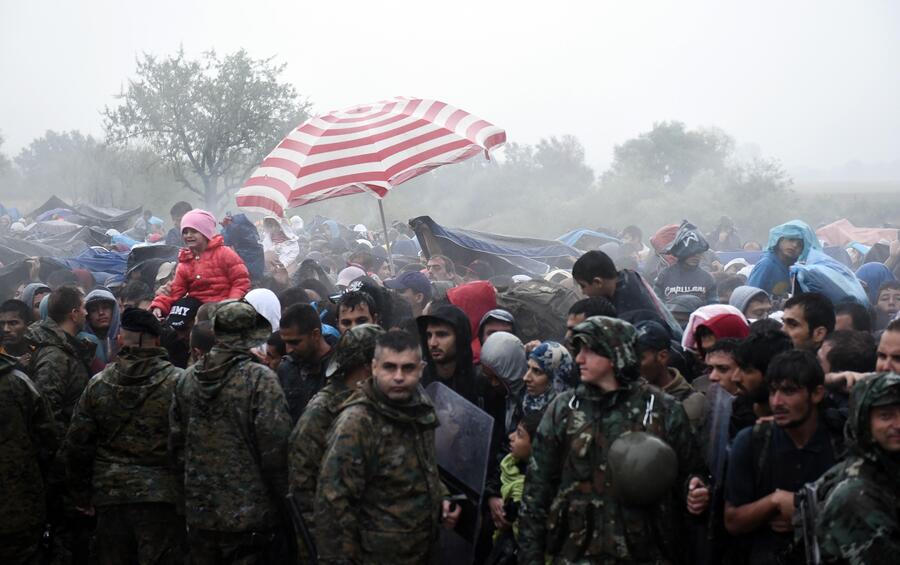Migranti:Grecia,migliaia in fila per Macedonia sotto diluvio © ANSA