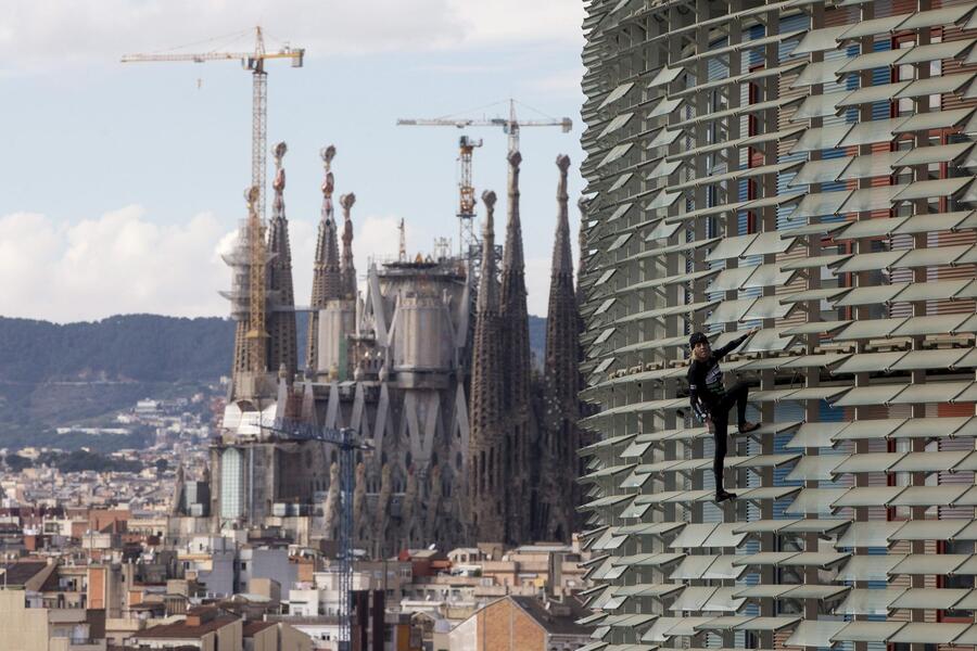 Barcellona, l'arrampicatore Alain Robert scala la torre Agbar © ANSA