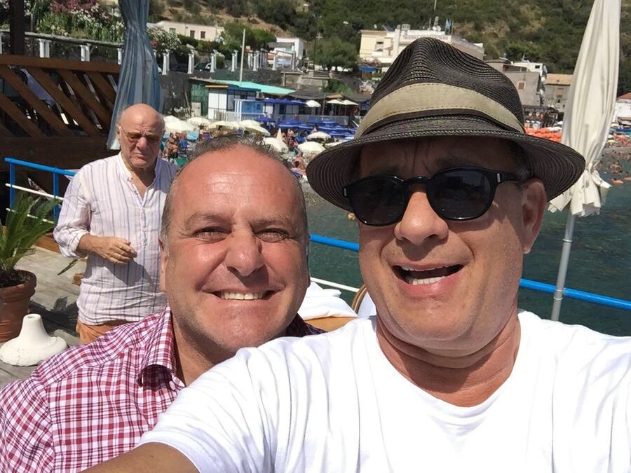 Selfie di Tom Hanks con il produttore David Geffen nella Costiera amalfitana © Ansa