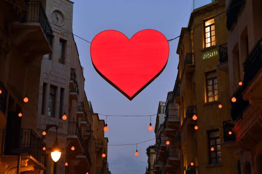 Una illuminazione in occasione di San Valentino a Beirut © Ansa