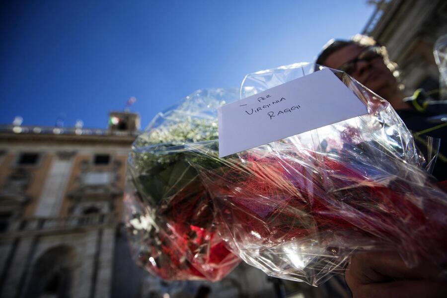 Fiori in Campidoglio per Virginia Raggi © 