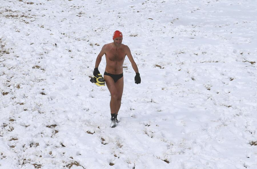 Un uomo sfida il freddo per un bagno sulla spiaggia di Biarritz © 