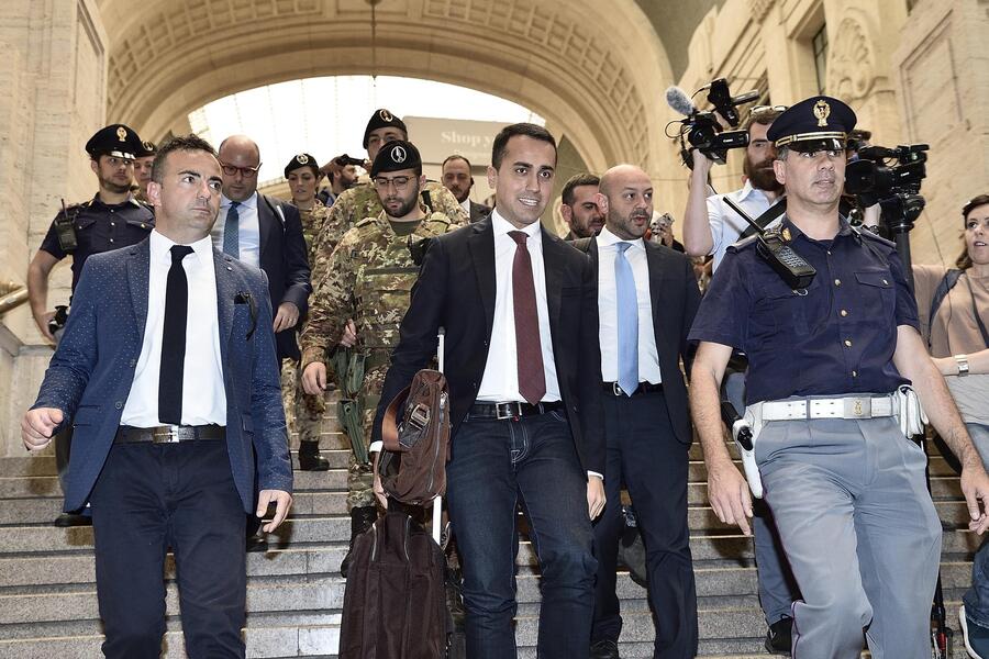 Il leader del M5s Luigi Di Maio arriva in stazione centrale di Milano © Ansa