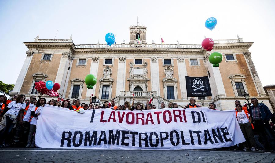 Sciopero Roma, lavoratori municipalizzate in Campidoglio Primopiano