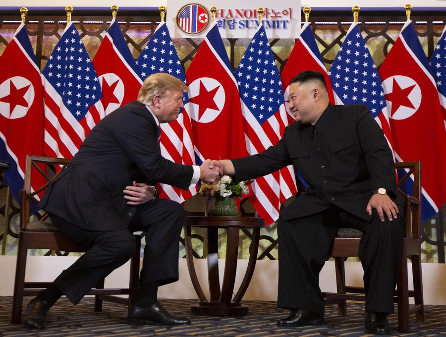 Il presidente Usa Donald Trump e il leader nondcoreano Kim Jong-un si sono incontrati al Metropole di Hanoi stringendosi la mano. © 