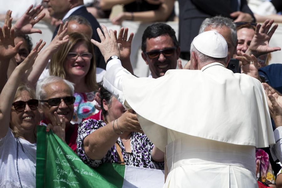 Papa Francesco Saluta I Fedeli Durante Ludienza Generale Primopiano