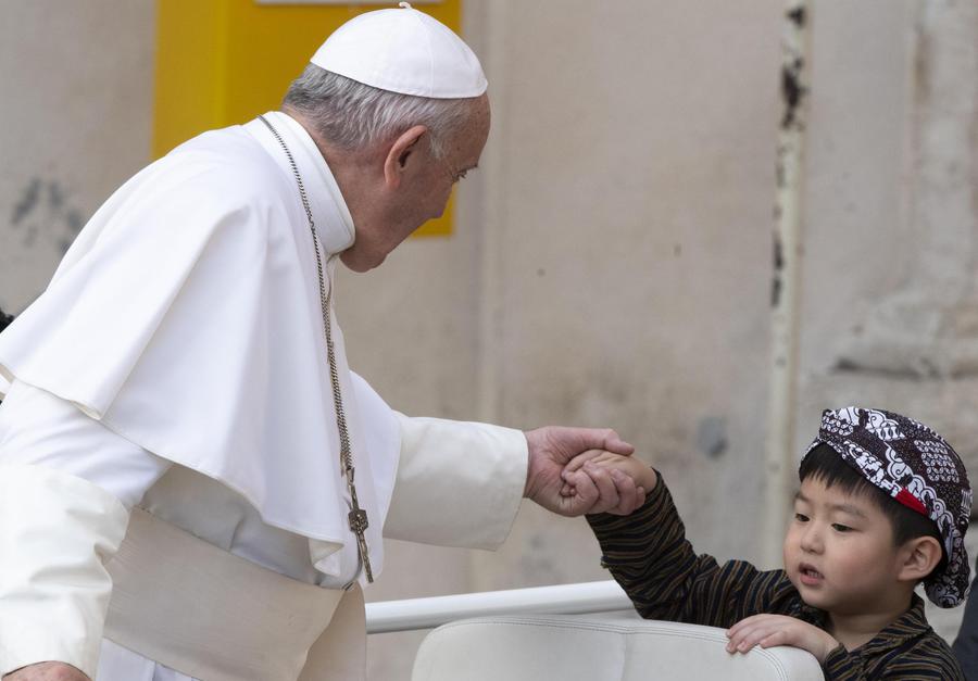 Papa Francesco Saluta Un Bimbo Giunto Per L'Udienza Generale ...