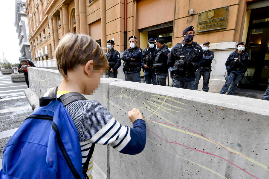 La protesta a Napoli contro la chiusura delle scuole ...