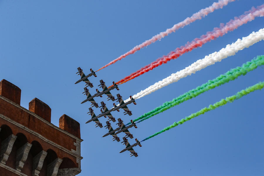 25 aprile le Frecce tricolori sorvolano Roma deserta Primopiano