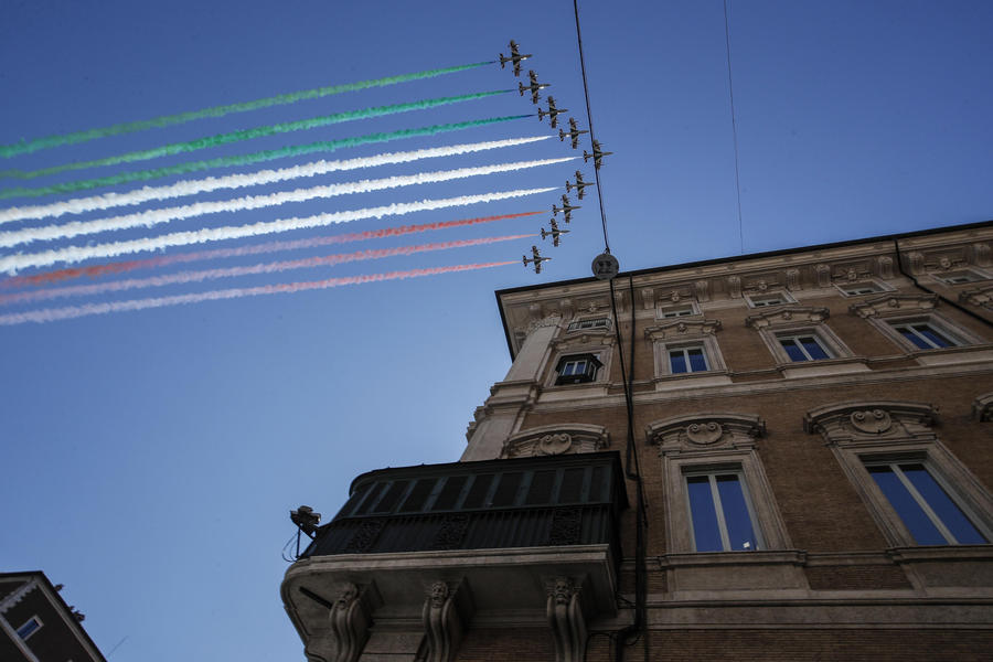 25 aprile le Frecce tricolori sorvolano Roma deserta Primopiano