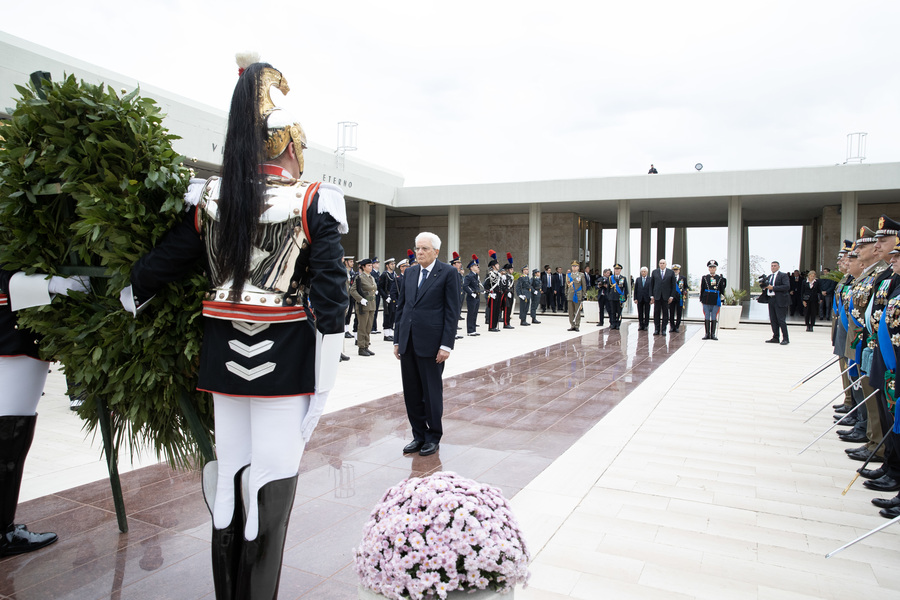 4 Novembre, Mattarella Depone Una Corona D'alloro - Primopiano - Ansa.it