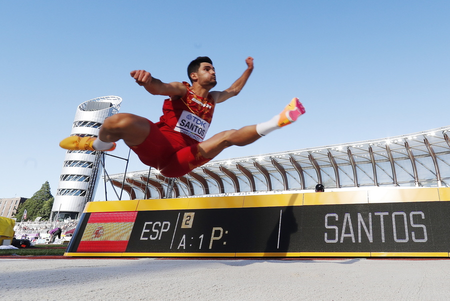 Mondiali atletica il salto in lungo di Hector Santos Sport Ansa.it