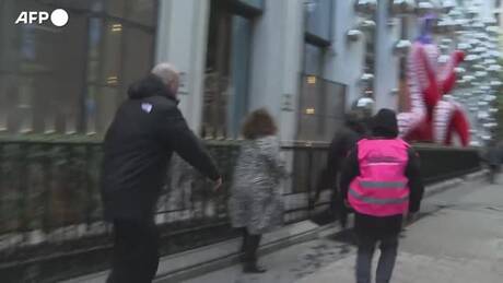 A Parigi i manifestanti invadono la sede della Lvhm di Arnault - Notizie 