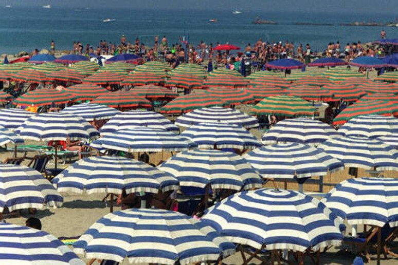 Una spiaggia (foto d 'archivio) - RIPRODUZIONE RISERVATA