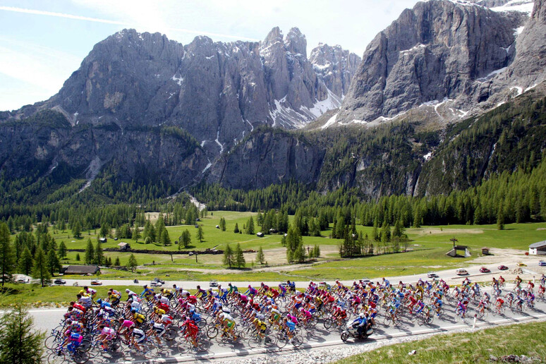 Giro 2023, sul podio si brinderà con Prosecco veneto - RIPRODUZIONE RISERVATA