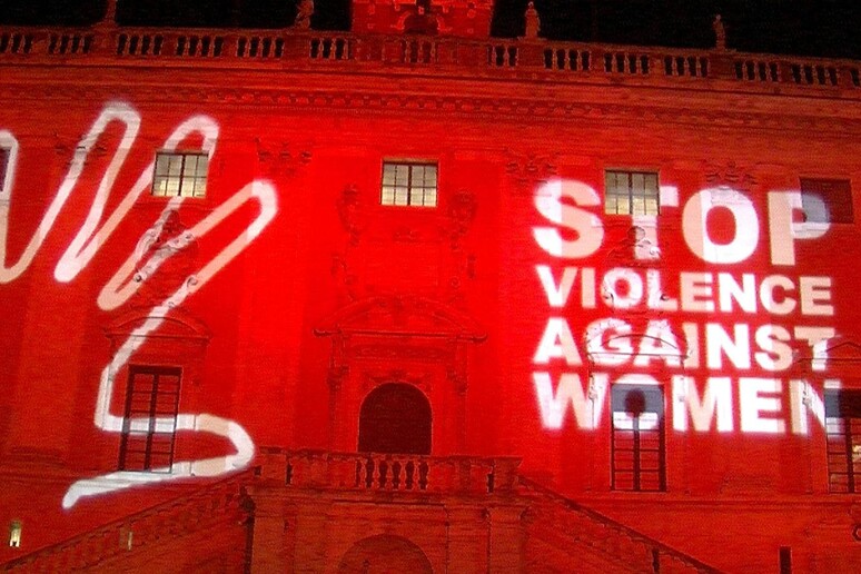 La facciata di Palazzo Senatorio in Campidoglio illuminata di rosso e con la scritta  ' 'Stop violence  against women ' in occasione della giornata internazionale contro la violenza sulle donne (ARCHIVIO) - RIPRODUZIONE RISERVATA