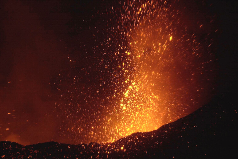 L 'Etna in eruzione nel 2013 (fonte: ANSA) - RIPRODUZIONE RISERVATA