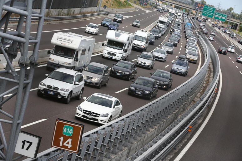 Coda di vacanzieri sull 'autostrada A14 in direzione mare in una foto di archivio - RIPRODUZIONE RISERVATA