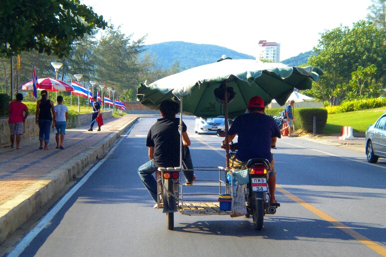 Storie destate: Phuket (Thailandia), Ombrellone da passeggio - RIPRODUZIONE RISERVATA