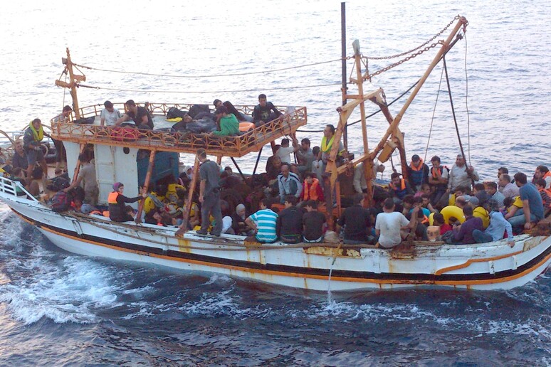 Un barcone di profughi soccorso a Siracusa - RIPRODUZIONE RISERVATA