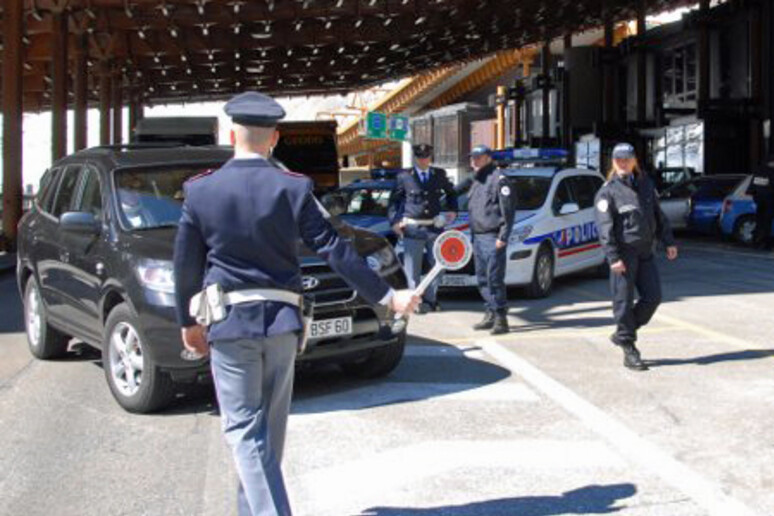 Controlli della polizia di frontiera dal traforo del Monte Bianco - RIPRODUZIONE RISERVATA