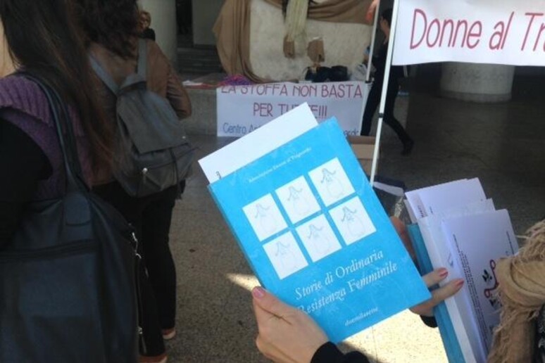 Protesta donne a Cagliari per fondi Centri antiviolenza - RIPRODUZIONE RISERVATA