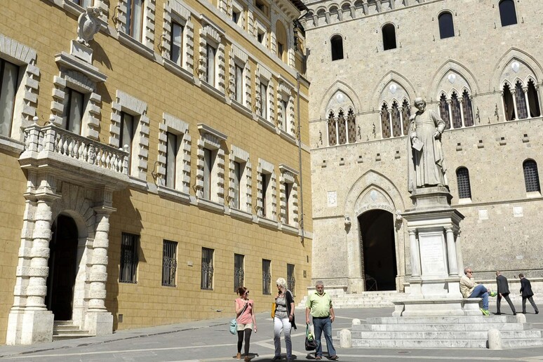 na veduta esterna di Palazzo Salimbeni a Siena, sede del Monte dei Paschi. ANSA/CARLO FERRARO - RIPRODUZIONE RISERVATA