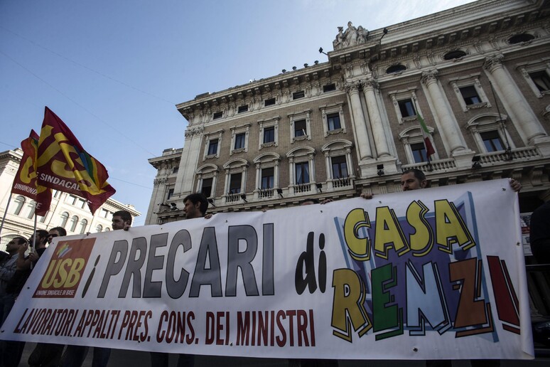 Protesta dei lavoratori davanti palazzo Chigi durante l 'incontro tra il presidente del Consiglio  Matteo Renzi e i sindacati. ANSA-ANGELO CARCONI - RIPRODUZIONE RISERVATA