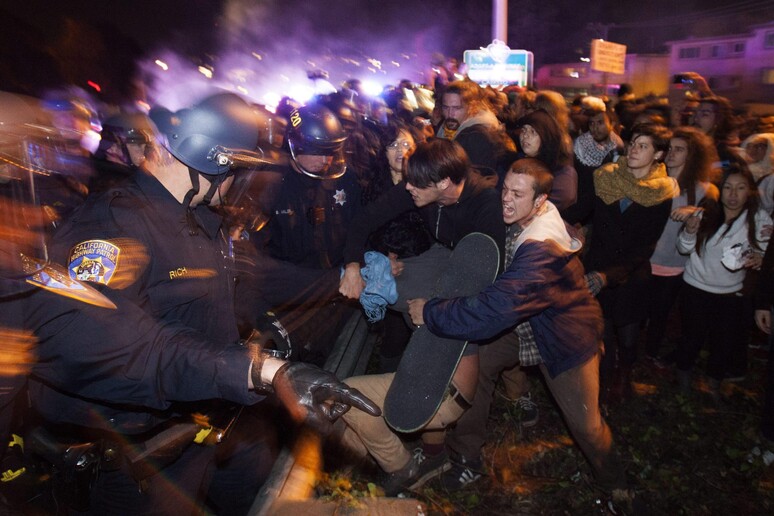Ferguson, scontri dopo la decisione del Gran Giurì © ANSA/EPA