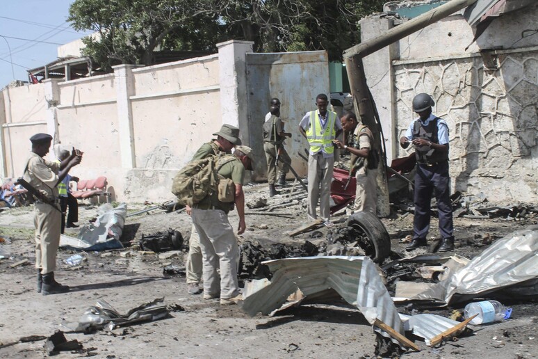 Foto d 'archivio di un attacco alla sede delle nazioni unite vicino all 'aeroporto di Mogadiscio © ANSA/EPA