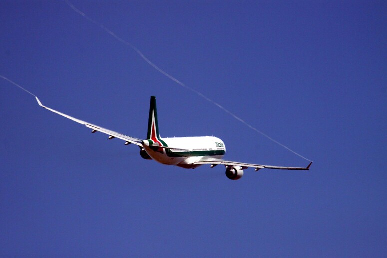 Un aereo Alitalia, foto d 'archivio - RIPRODUZIONE RISERVATA