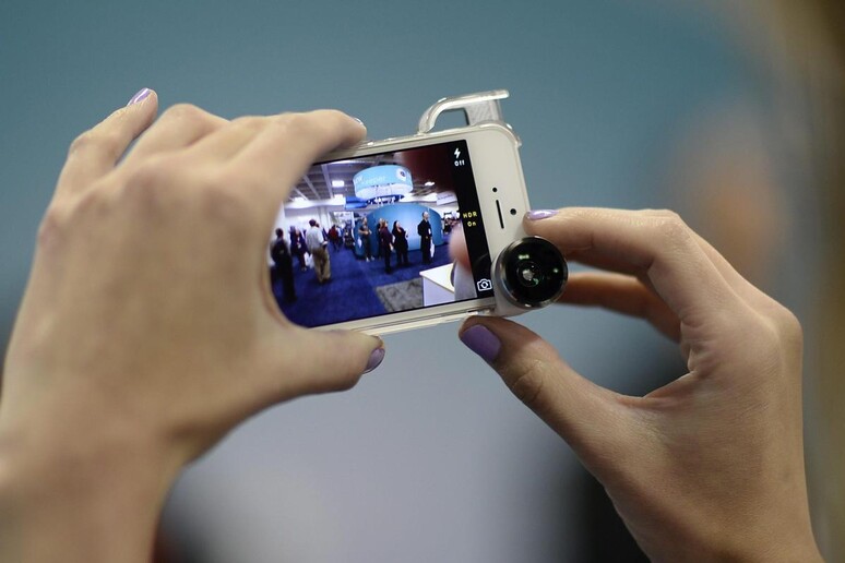 Niente Pin, iPhone si auto sbloccherà se al sicuro © ANSA/EPA